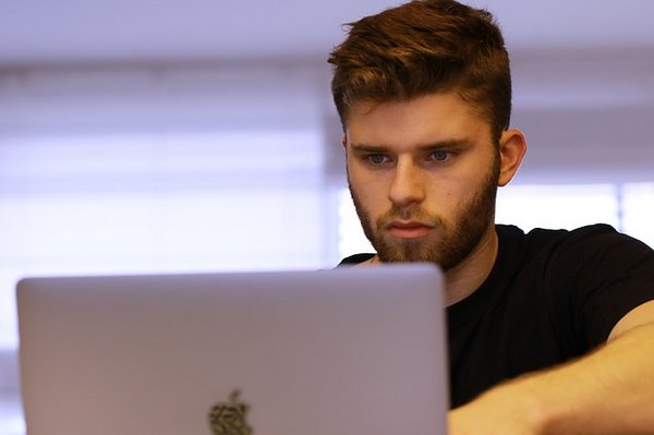 Student przy komputerze